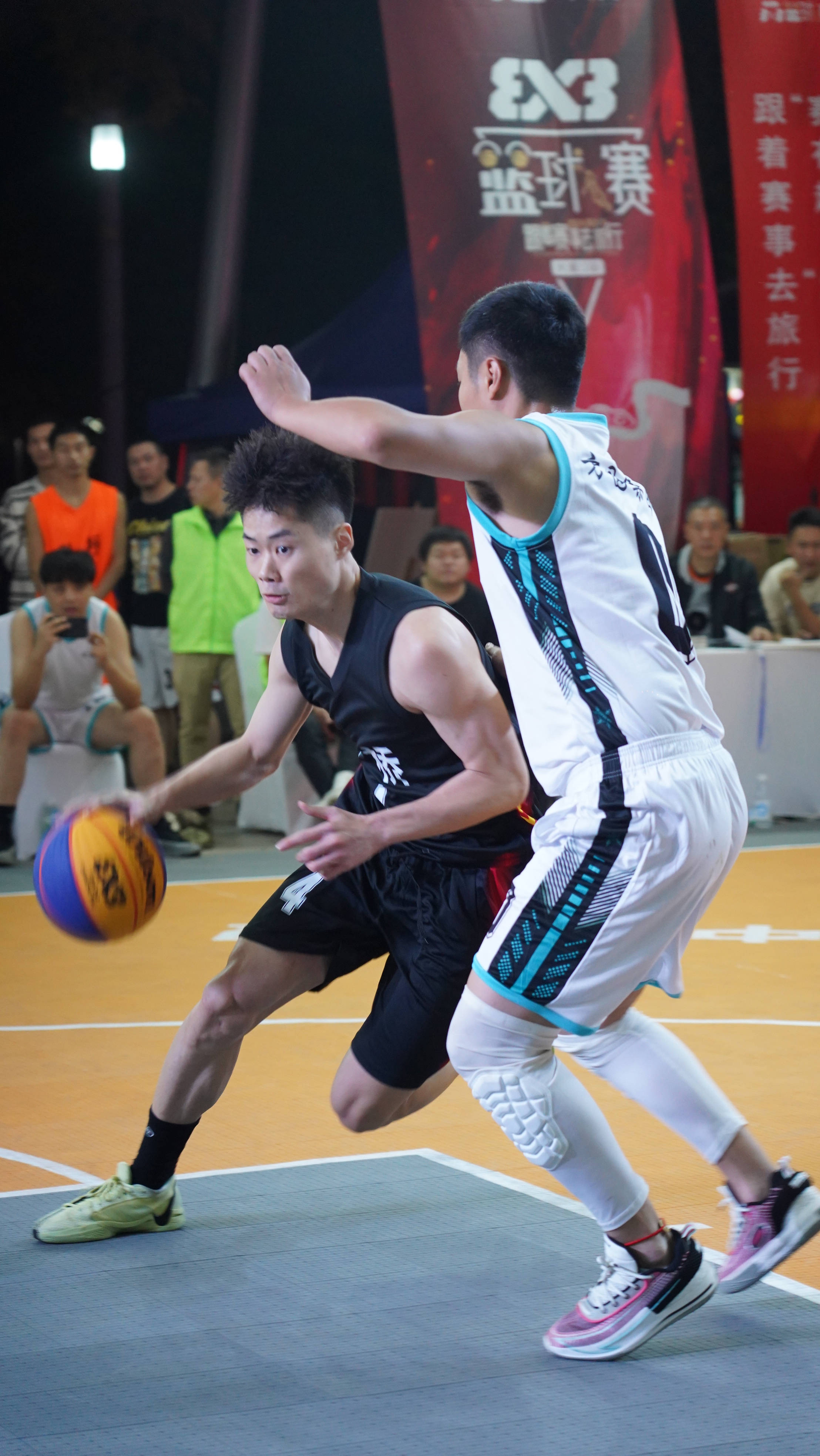 一场激烈的篮球比赛激发球迷热情英语