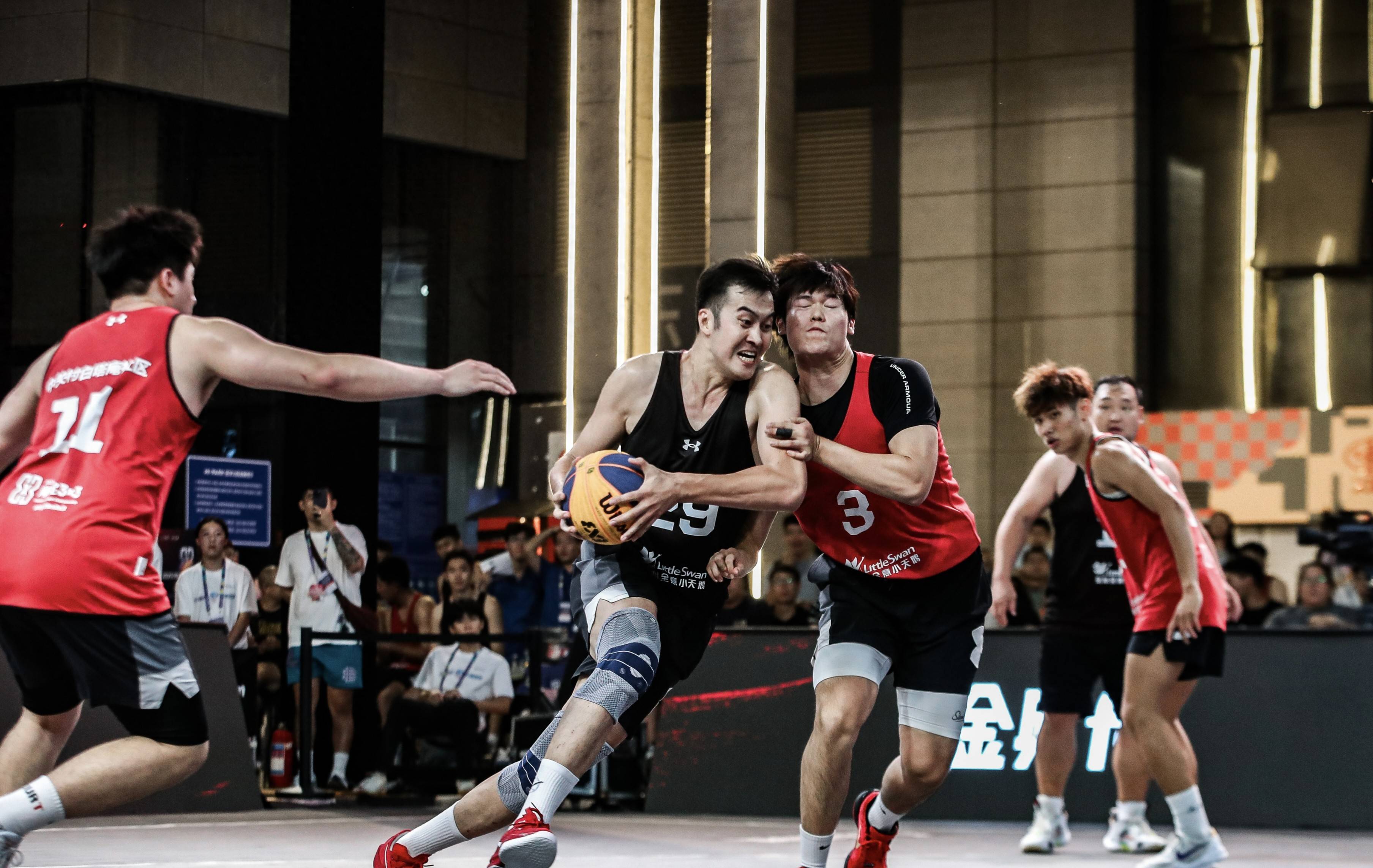 一场激烈的篮球比赛激发球迷热情英语